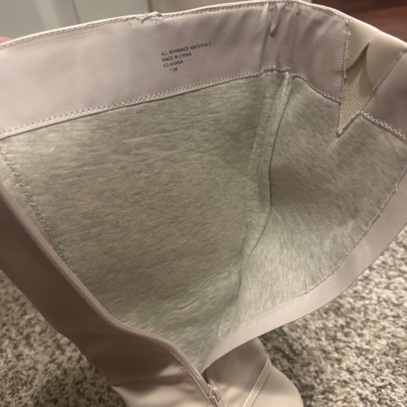 Selling boots Brand New - Picture 3 of 3